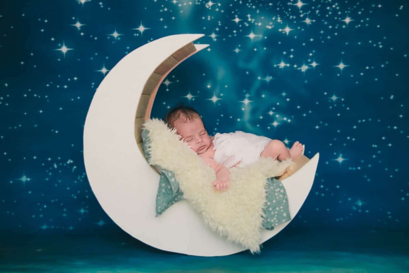 Fotografía Newborn Valladolid. Fotógrafo bebé recién nacido y luna