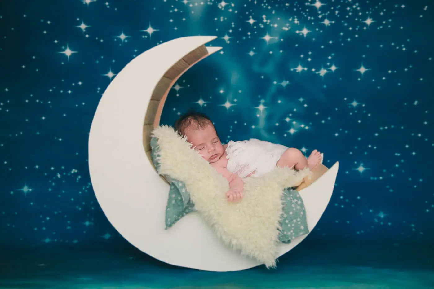 Fotografía Newborn Valladolid. Fotógrafo bebé recién nacido y luna