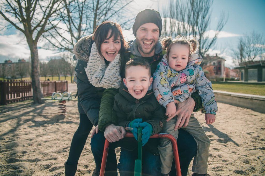 Fotografía familiar Valladolid. Fotógrafo familia feliz parque infantil. Fotografía de viajes