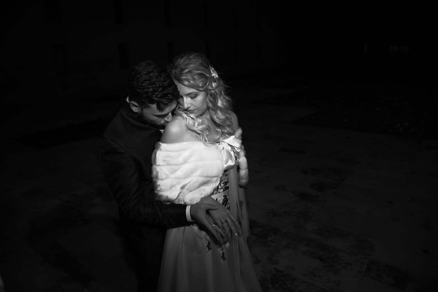 Abrazo entre sombras recién casados claustro Boda Patio Herreriano. Fotógrafo de boda en Valladolid