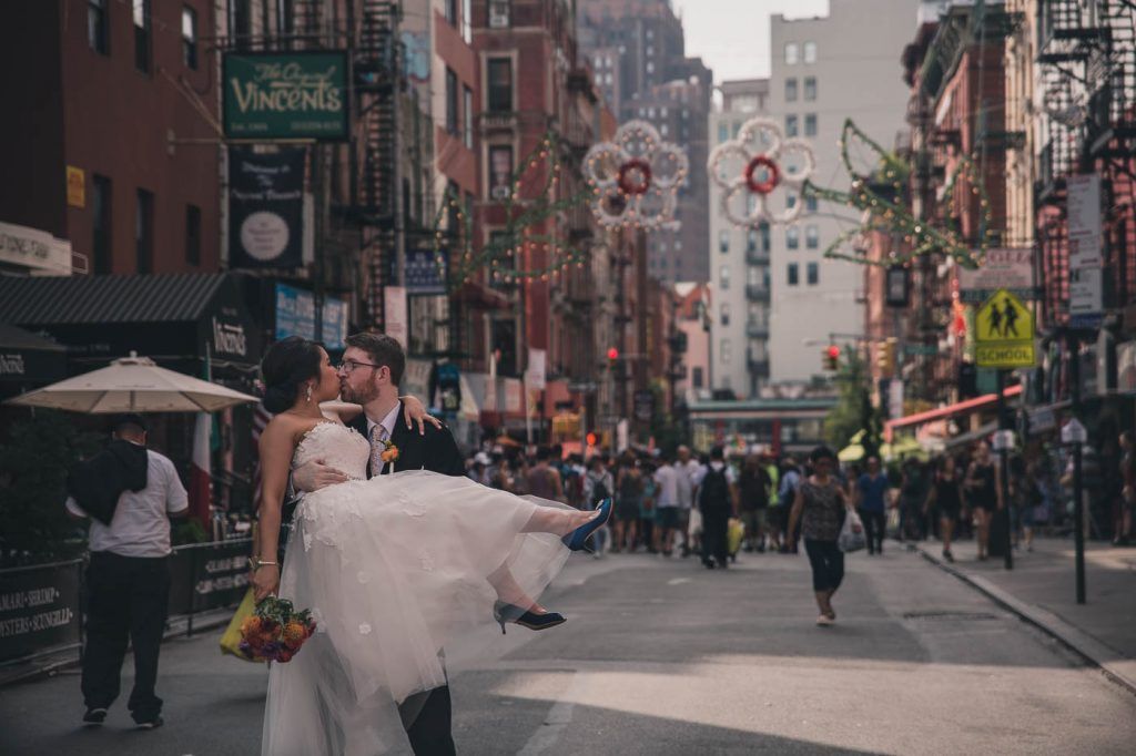 Wedding photographer New York Manhattan Little Italy. Fotografía de viajes. Novio levantando a novia beso en mitad de la calle. Fotógrafo de boda Little Italy
