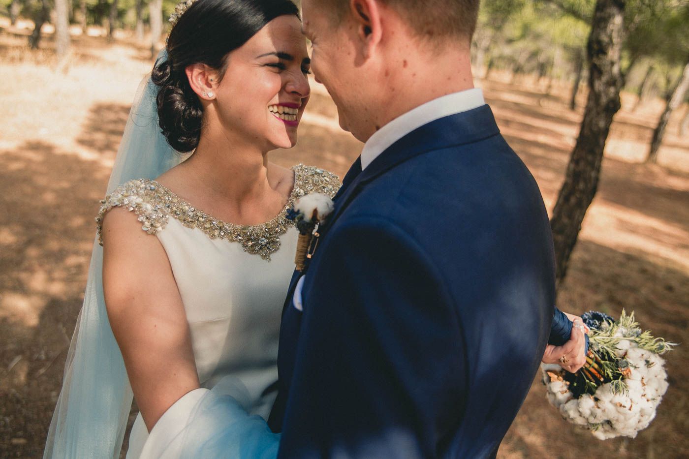 Carcajadas novios Recién casados Boda en otoño Valladolid