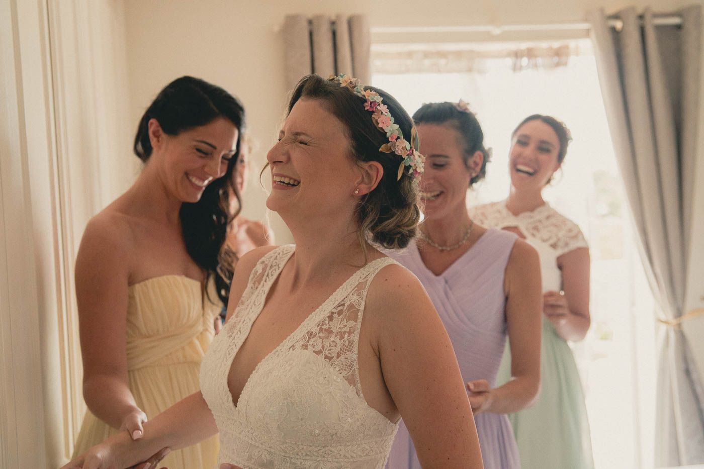 Risas damas de honor en casa de la novia. Fotos felices boda perfecta. Fotógrafo de bodas Fotógrafos reportaje de boda en Finca el Portón Valencia